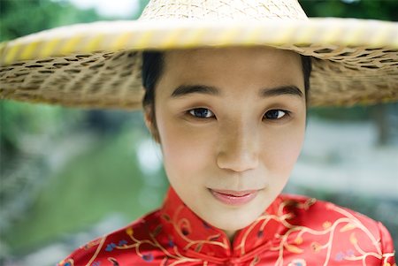 simsearch:633-01714691,k - Young woman wearing traditional Chinese clothing and hat, portrait Foto de stock - Royalty Free Premium, Número: 633-01714663