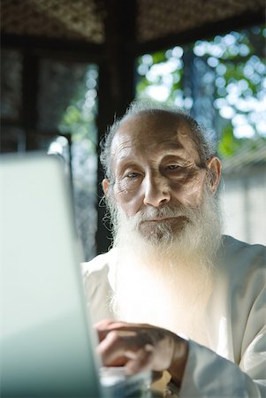 simsearch:633-01714698,k - Elderly man with long white beard using laZSop Stock Photo - Premium Royalty-Free, Code: 633-01714710