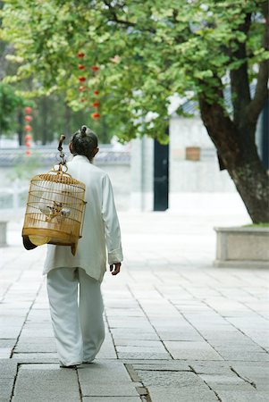 simsearch:633-01715938,k - Elderly man wearing traditional Chinese clothing carrying bird cage over shoulder, rear view Stock Photo - Premium Royalty-Free, Code: 633-01714728