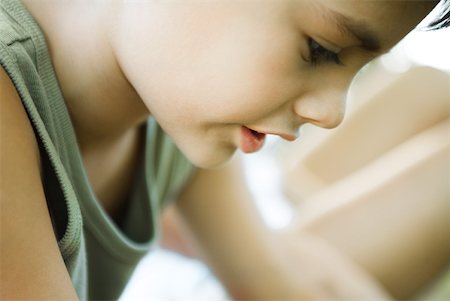 simsearch:633-03194526,k - Little boy, side view of face, looking down, cropped Foto de stock - Sin royalties Premium, Código: 633-01715018