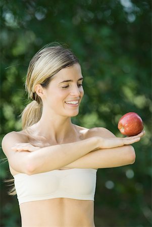 simsearch:695-03378760,k - Woman balancing apple on back of hand Foto de stock - Sin royalties Premium, Código: 633-01715037