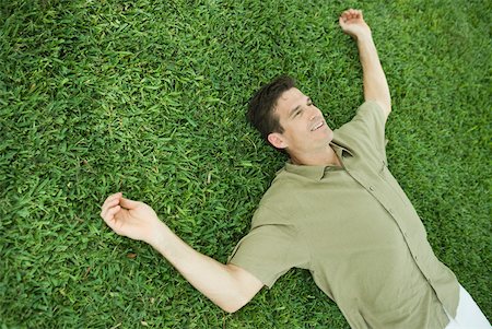 simsearch:633-01992734,k - Man lying on grass, smiling Foto de stock - Royalty Free Premium, Número: 633-01715173