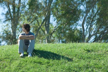 simsearch:695-03378068,k - Teen boy sitting on grassy hill, relaxing Fotografie stock - Premium Royalty-Free, Codice: 633-01715266