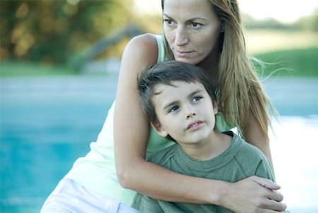 simsearch:632-01785132,k - Mother and son looking opposite directions, pool in background Foto de stock - Sin royalties Premium, Código: 633-01715385