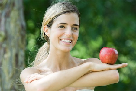 simsearch:695-03378760,k - Young woman balancing apple on elbow, smiling at camera Foto de stock - Sin royalties Premium, Código: 633-01715507