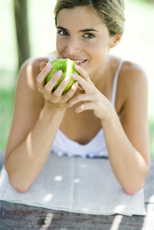 simsearch:633-03444513,k - Femme eating apple, regardant la caméra Photographie de stock - Premium Libres de Droits, Code: 633-01715536
