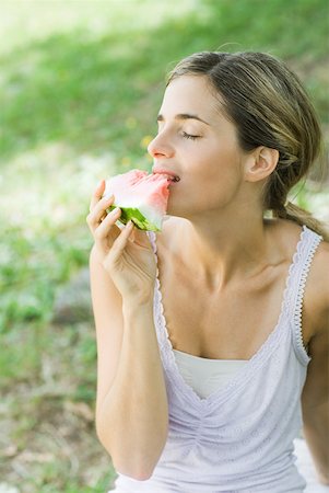 simsearch:673-03826452,k - Woman eating slice of watermelon Foto de stock - Sin royalties Premium, Código: 633-01715533
