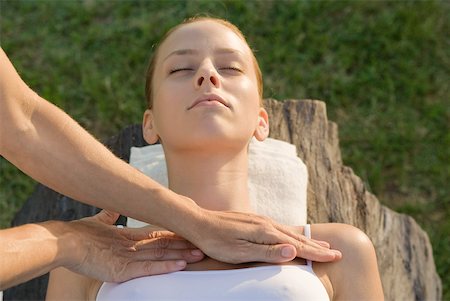 simsearch:695-05770250,k - Massage de poitrine récepteur femme Photographie de stock - Premium Libres de Droits, Code: 633-01715556