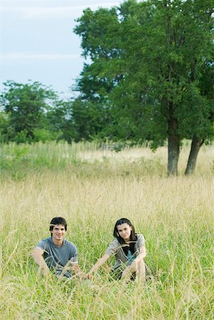 Young couple sitting in field Foto de stock - Sin royalties Premium, Código: 633-01715617