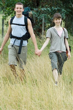 Young couple going for hike, holding hands Foto de stock - Sin royalties Premium, Código: 633-01715626
