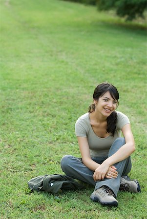 Junge Frau sitzend auf Gras, lächelnd in die Kamera Stockbilder - Premium RF Lizenzfrei, Bildnummer: 633-01715627