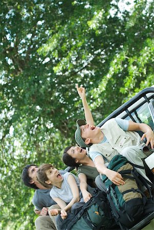 surprise point - Young hikers in back of pick-up truck Foto de stock - Sin royalties Premium, Código: 633-01715622