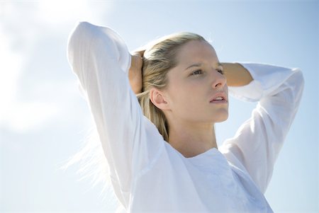 simsearch:633-05402103,k - Young woman standing in wind, pushing hair back Foto de stock - Sin royalties Premium, Código: 633-01715661