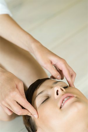 simsearch:695-05770250,k - Jeune femme à recevoir le massage de la tête Photographie de stock - Premium Libres de Droits, Code: 633-01715742