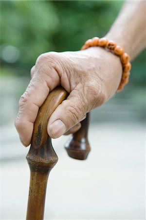 Elderly man holding cane, close-up of hand Foto de stock - Sin royalties Premium, Código: 633-01715948