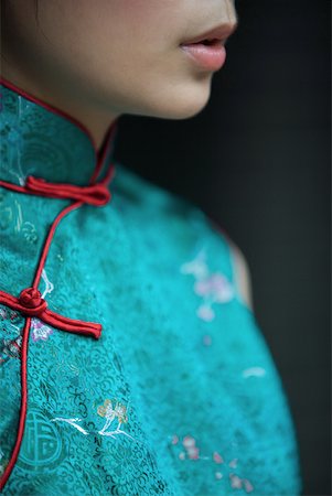 simsearch:633-01714691,k - Young woman dressed in traditional Chinese clothing, cropped view of lower face and bust Foto de stock - Royalty Free Premium, Número: 633-01715951