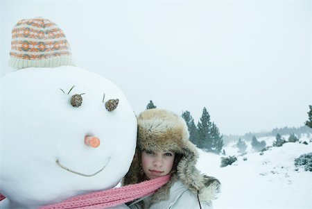 simsearch:695-05766599,k - Teen girl partage écharpe avec bonhomme de neige Photographie de stock - Premium Libres de Droits, Code: 633-01713707