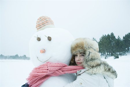 simsearch:695-05766599,k - Teen jeune fille partage un foulard avec Bonhomme de neige Photographie de stock - Premium Libres de Droits, Code: 633-01713708