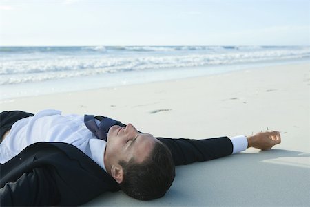 simsearch:633-01713895,k - Homme d'affaires allongé sur le sable, à la plage Photographie de stock - Premium Libres de Droits, Code: 633-01713787
