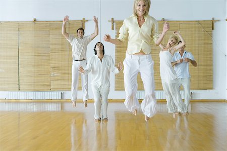 simsearch:633-01272593,k - Gruppe von Erwachsenen im Wellnesscenter in die Luft springen Stockbilder - Premium RF Lizenzfrei, Bildnummer: 633-01713924
