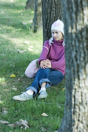 simsearch:633-01713697,k - Young woman sitting on grass, leaning against tree Foto de stock - Sin royalties Premium, Código: 633-01713951