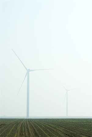 Wind turbines in foggy landscape Foto de stock - Sin royalties Premium, Código: 633-01992414