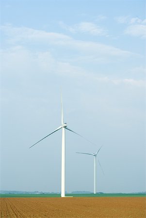 Wind turbines in plowed field Foto de stock - Sin royalties Premium, Código: 633-01992421