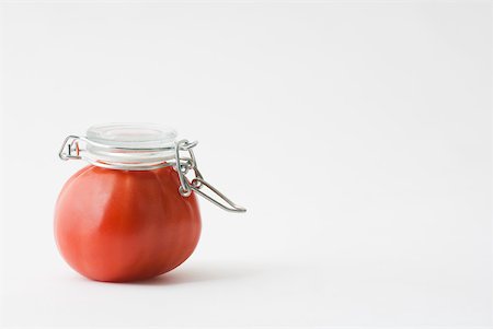 simsearch:696-03395633,k - Fresh tomato with canning lid on top of it Foto de stock - Sin royalties Premium, Código: 633-01992671