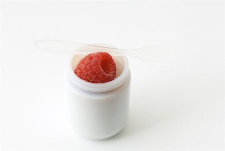 simsearch:859-03982510,k - Frische Himbeeren im kleinen Glas Stockbilder - Premium RF Lizenzfrei, Bildnummer: 633-01992684