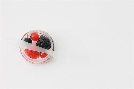 Fresh berries in small round container Stock Photo - Premium Royalty-Free, Code: 633-01992680