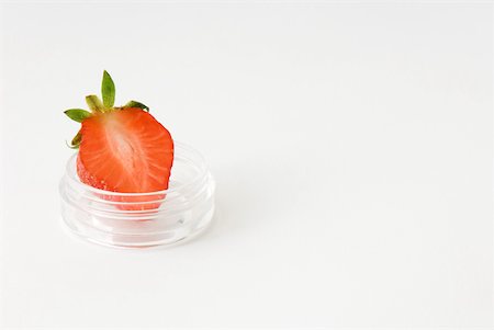 simsearch:649-08145724,k - Slice of strawberry in small cosmetic container Foto de stock - Sin royalties Premium, Código: 633-01992696