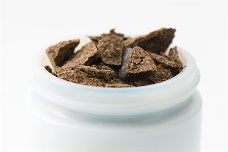 shaving (fragment) - Dark chocolate in small cosmetic container, close-up Stock Photo - Premium Royalty-Free, Code: 633-01992707