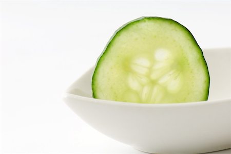 simsearch:633-02066028,k - Cucumber slice in small dish Foto de stock - Sin royalties Premium, Código: 633-01992708