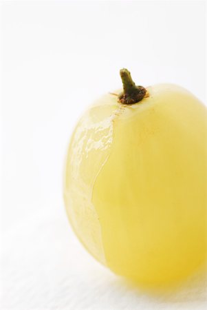 simsearch:633-01992708,k - White grape, partially peeled, close-up Stock Photo - Premium Royalty-Free, Code: 633-01992885