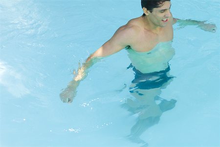 simsearch:633-03444513,k - Homme debout dans la piscine, vue grand angle Photographie de stock - Premium Libres de Droits, Code: 633-01992932