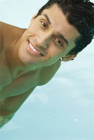 simsearch:633-03444513,k - Homme en piscine, souriant à la caméra, portrait Photographie de stock - Premium Libres de Droits, Code: 633-01992948