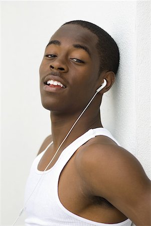 simsearch:633-02128680,k - Teen boy listening to earphones, looking at camera, portrait Stock Photo - Premium Royalty-Free, Code: 633-02044209