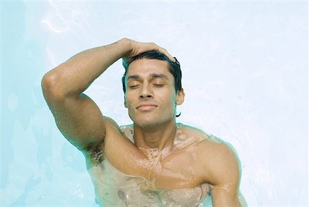 Homme en piscine, repousser les cheveux, les yeux fermés Photographie de stock - Premium Libres de Droits, Code: 633-02044316