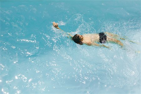 Man swimming backstroke in pool, high angle view Foto de stock - Royalty Free Premium, Número: 633-02044324