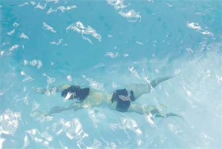 simsearch:633-01572900,k - Mann unter Wasser schwimmen im Pool, erhöhte Ansicht Stockbilder - Premium RF Lizenzfrei, Bildnummer: 633-02044325