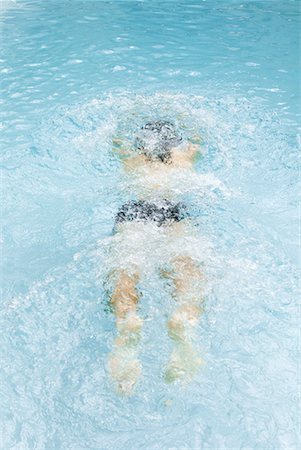 simsearch:633-01572900,k - Mann unter Wasser schwimmen im Pool, erhöhte Ansicht Stockbilder - Premium RF Lizenzfrei, Bildnummer: 633-02044329