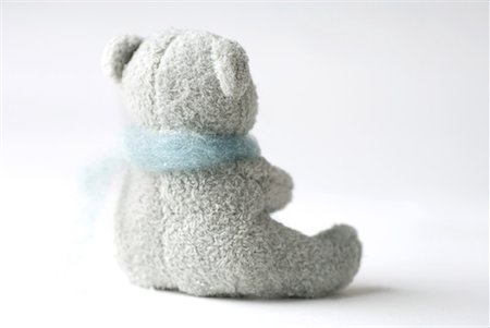 simsearch:600-06773114,k - Teddy bear wearing wool scarf, rear view Stock Photo - Premium Royalty-Free, Code: 633-02044486