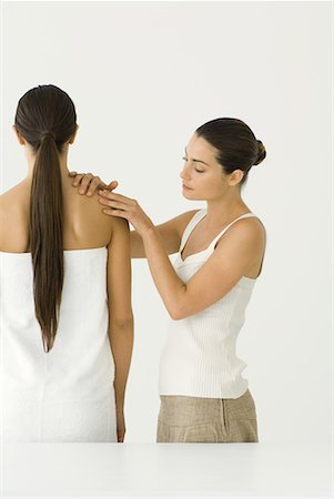 simsearch:633-02128598,k - Massage therapist giving woman a shoulder massage Fotografie stock - Premium Royalty-Free, Codice: 633-02044580