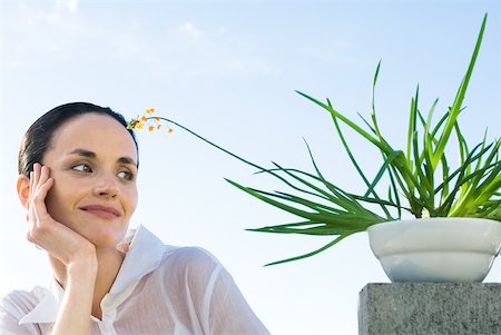 simsearch:633-05402103,k - Woman with potted plant, smiling, low angle view Foto de stock - Sin royalties Premium, Código: 633-02065787