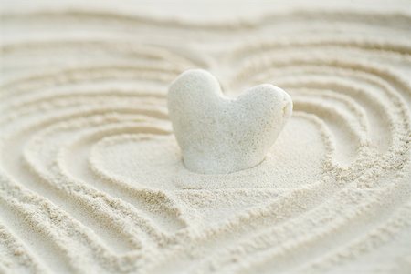 simsearch:633-02345735,k - Heart shaped coral stuck in sand, close-up Foto de stock - Royalty Free Premium, Número: 633-02065839