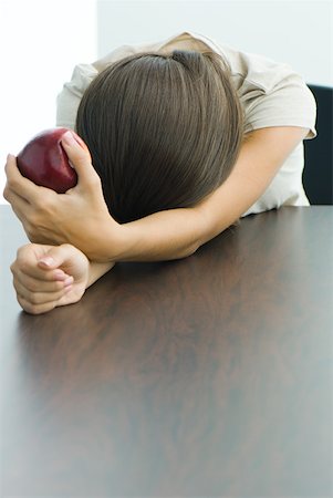 simsearch:695-05772340,k - Teen girl holding apple, head resting on arms Foto de stock - Royalty Free Premium, Número: 633-02065915