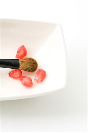 simsearch:633-01992708,k - Fresh pomegranate seeds and make-up brush Stock Photo - Premium Royalty-Free, Code: 633-02066028