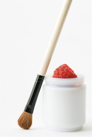 Make-up brush and raspberry in small container Stock Photo - Premium Royalty-Free, Code: 633-02066036