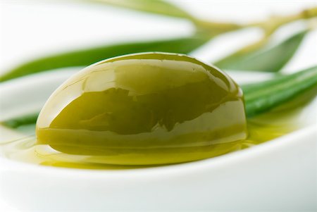 simsearch:649-07063283,k - Vert olive et l'huile dans un plat, gros plan Photographie de stock - Premium Libres de Droits, Code: 633-02066056