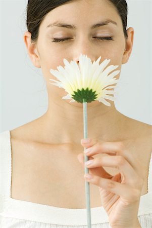 simsearch:633-02231736,k - Young woman smelling flower, eyes closed, portrait Foto de stock - Sin royalties Premium, Código: 633-02066064
